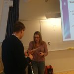 Frida Jonsson mottar stipendiet av Henrik Rüffel
