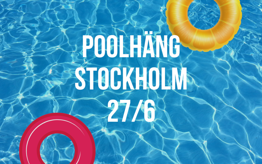 Bild på det blå vattnet i en pool med texten "poolhäng Stockholm 27/6". I två av hörnen syns två badringar.